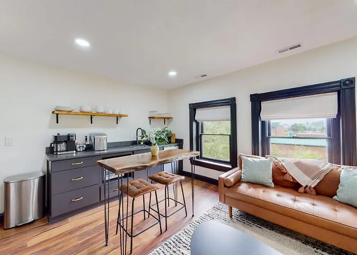 Stylish Top Floor 2 Kings Full Bathroom With Tub