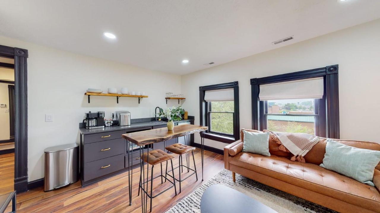 Stylish Floor 2 Kings Full Bathroom With Tub Apartment Louisville