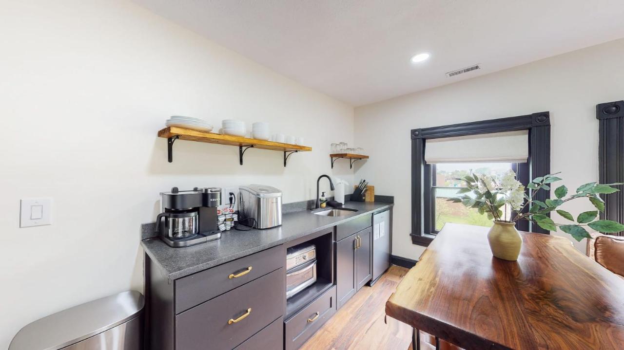 Apartment Stylish Floor 2 Kings Full Bathroom With Tub *