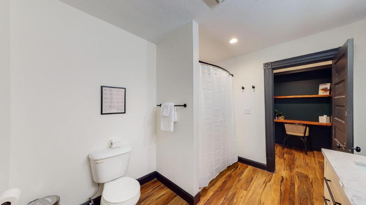 Stylish Floor 2 Kings Full Bathroom With Tub Apartment
