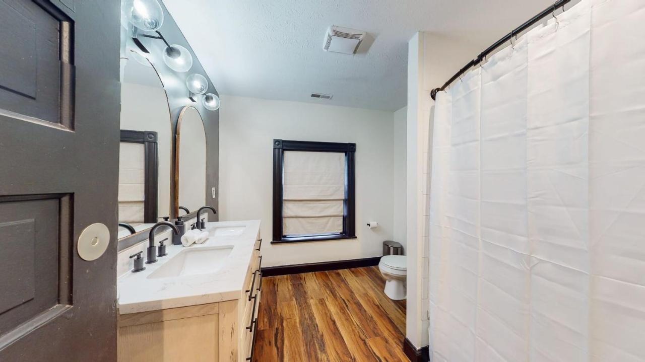 Stylish Floor 2 Kings Full Bathroom With Tub Apartment Louisville