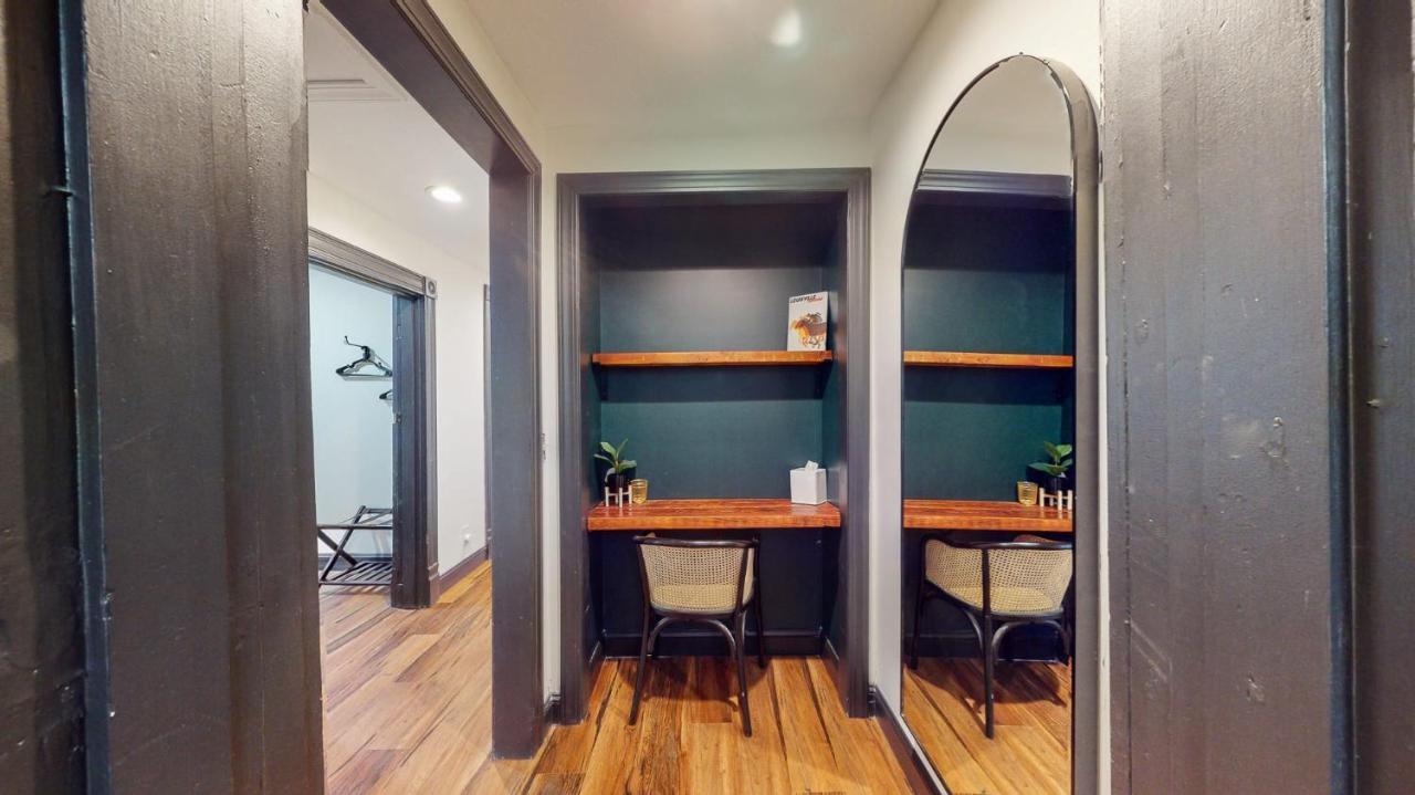 Stylish Floor 2 Kings Full Bathroom With Tub *